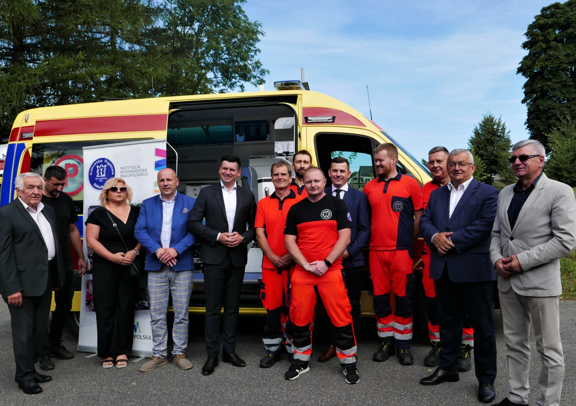 JERZMANOWICE Z ŻÓŁTYM AMBULANSEM
